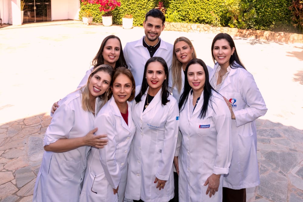 Profissional de saúde do Grupo Cene atendendo uma paciente em casa